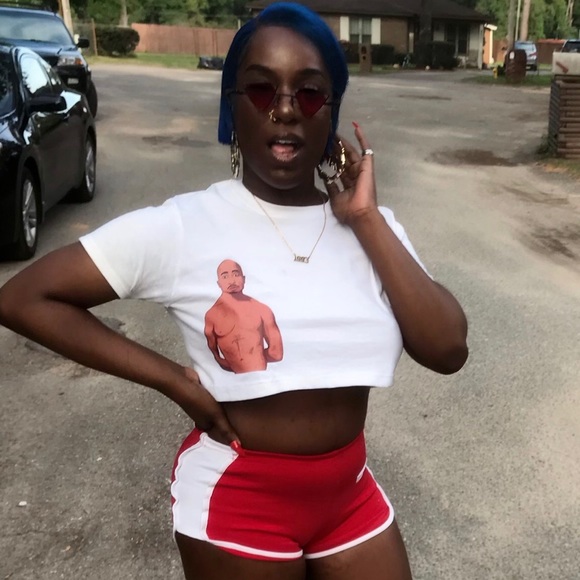 ❌SOLD❌Red & black triangle sunglasses - Picture 3 of 3